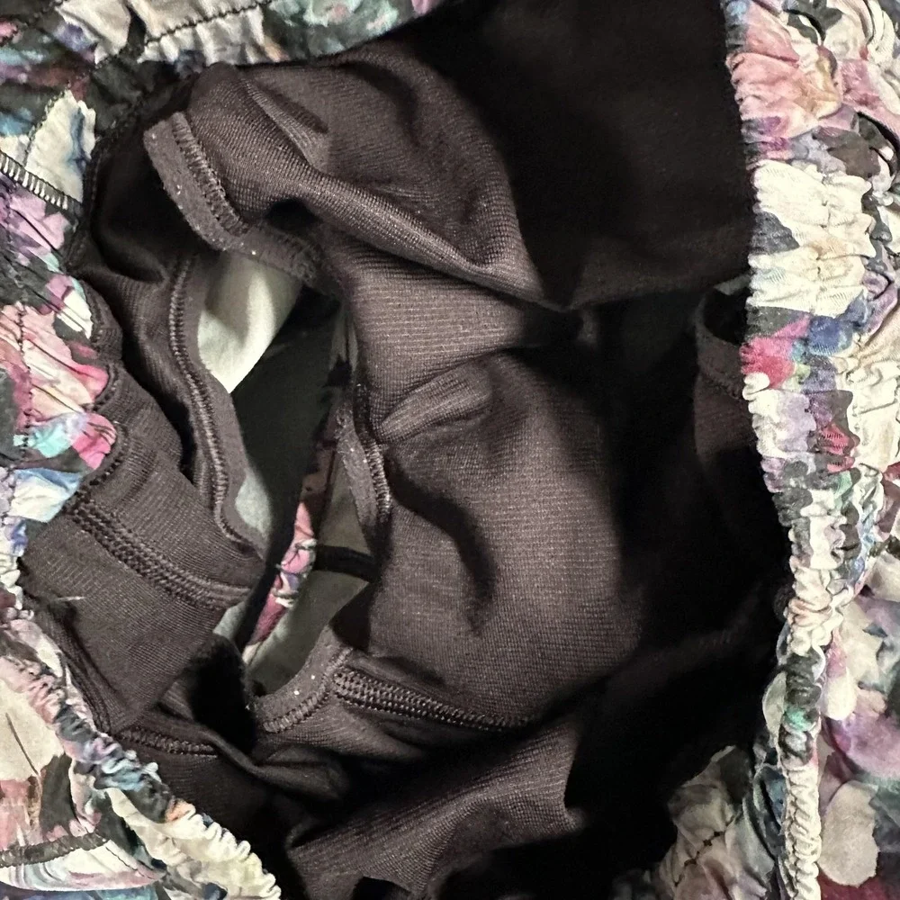 Lululemon Shorts Womens 4 Purple Black Floral Hotty‎ Hot Short 2.5 Lined Mesh